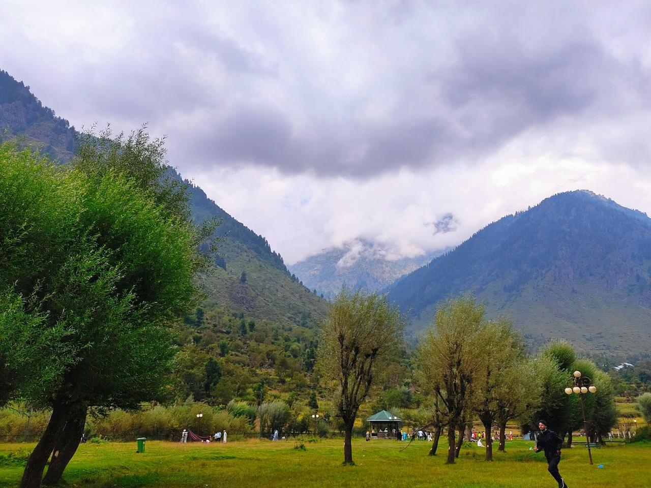 Kashmir Valley Group Trip: Dal Lake, Pahalgam, Sonamarg and Gulmarg