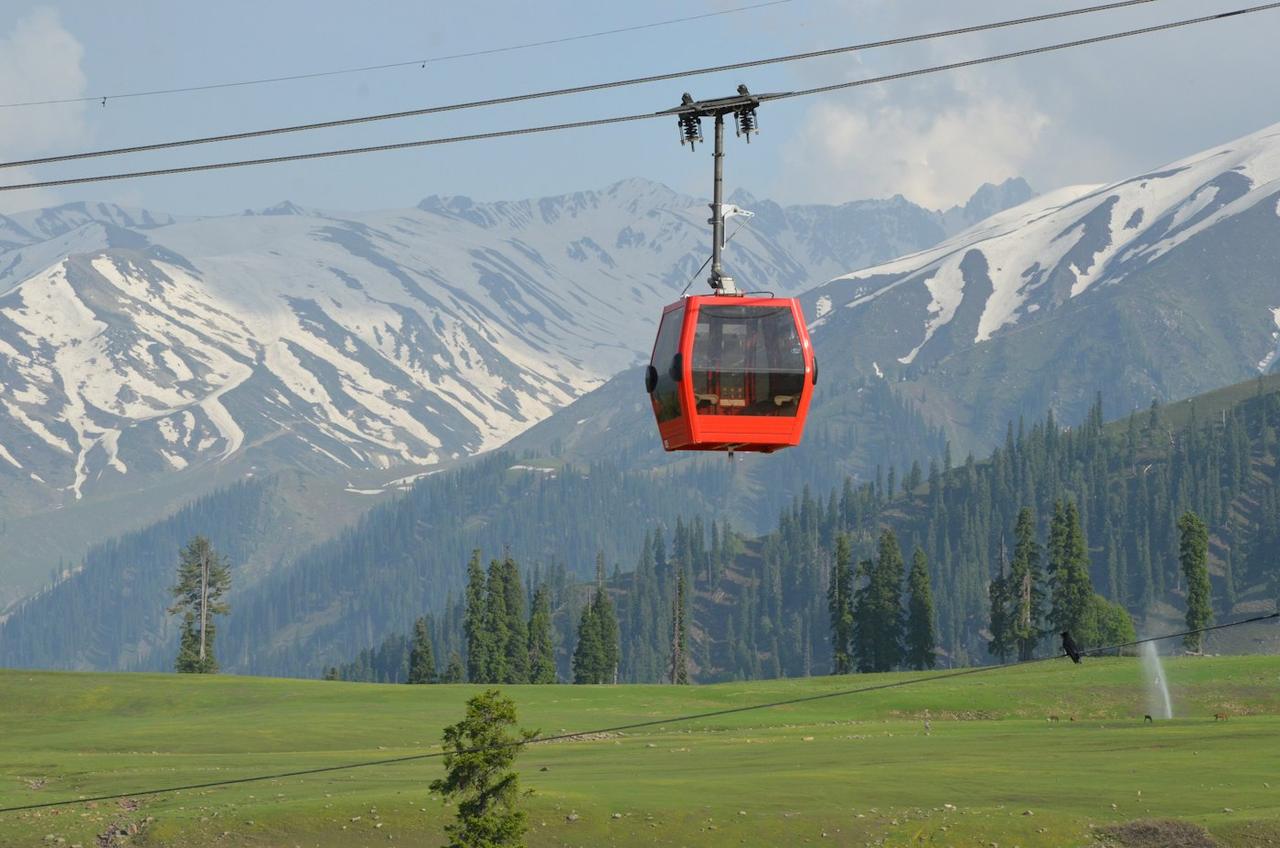 Kashmir Weekend Escape: Dal Lake, Mughal Gardens and Gulmarg